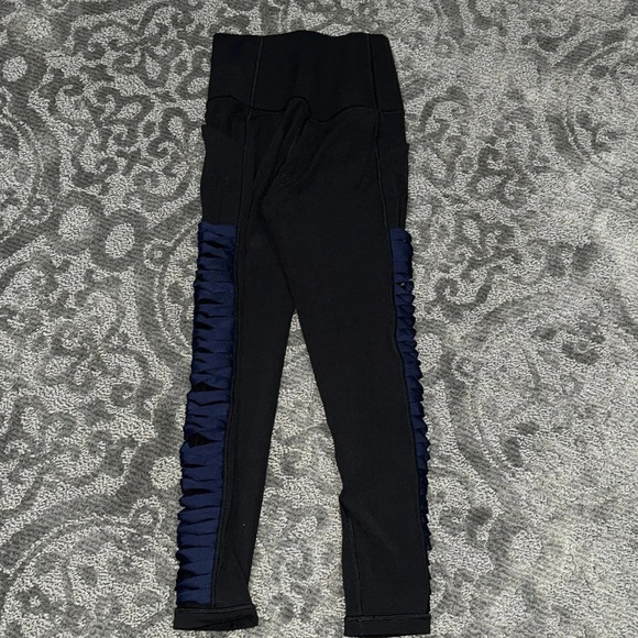 •Athleta Salutation 7/8 stash pocket tight•​ - Picture 5 of 6